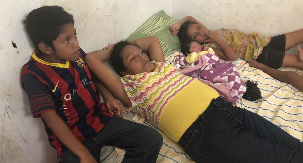 Padres de niña nacida a mitad de caravana migrante se quedarán en México
