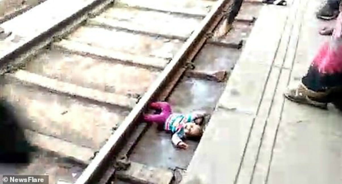 #Video Niña sobrevive tras caer bajo tren en movimiento en India
