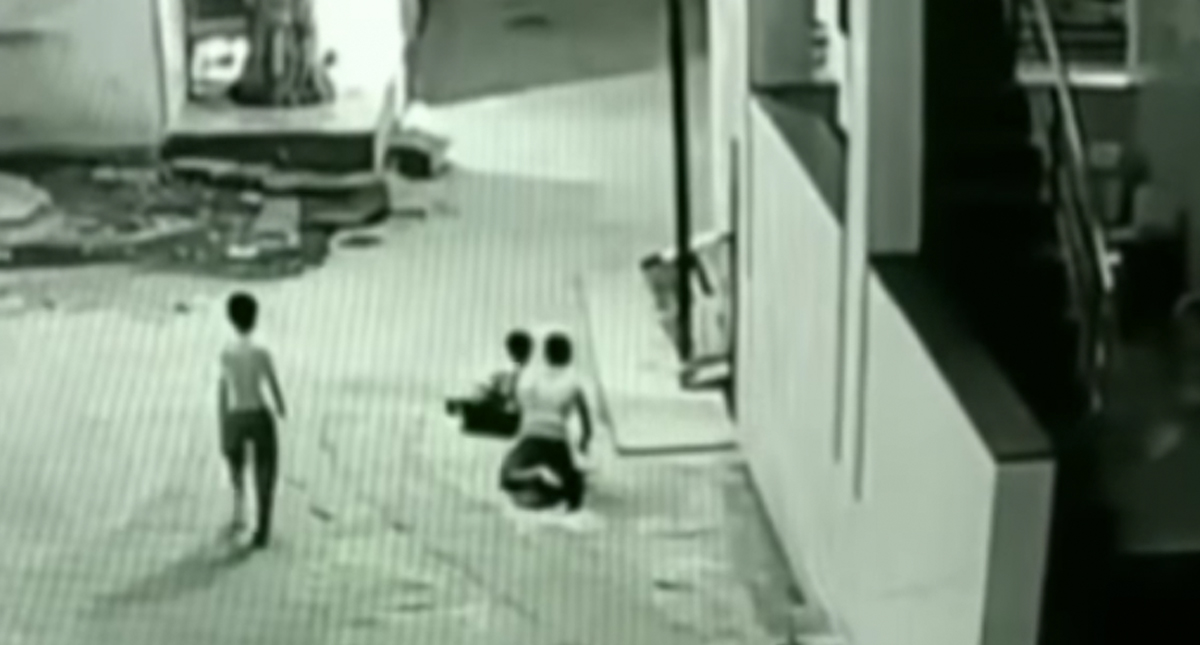 #Video Niño cae de 12 metros y sobrevive