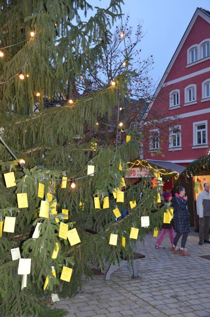 Niños de Alemania ya no podrán enviar cartas a Santa - ninos-cuelgan-sus-cartas-a-santa-en-un-arbol