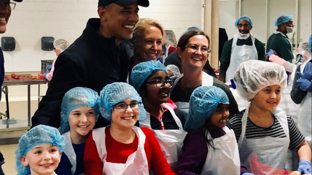 #Video Obama ayuda a preparar bolsas de comida para Acción de Gracias