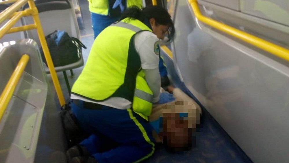 Hombre muere de paro cardiaco en Metrobús L7 - paramedicas-no-lograron-que-el-hombre-respondiera-al-rcp