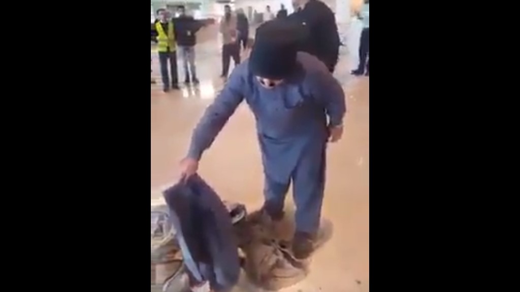#Video Pasajero furioso intenta prender fuego a su equipaje en Pakistán