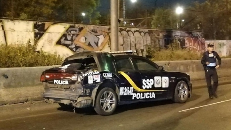 Camión repartidor choca patrulla en la Calzada Zaragoza - patrulla-de-la-ssp-cdmx-fue-chocada-por-detras
