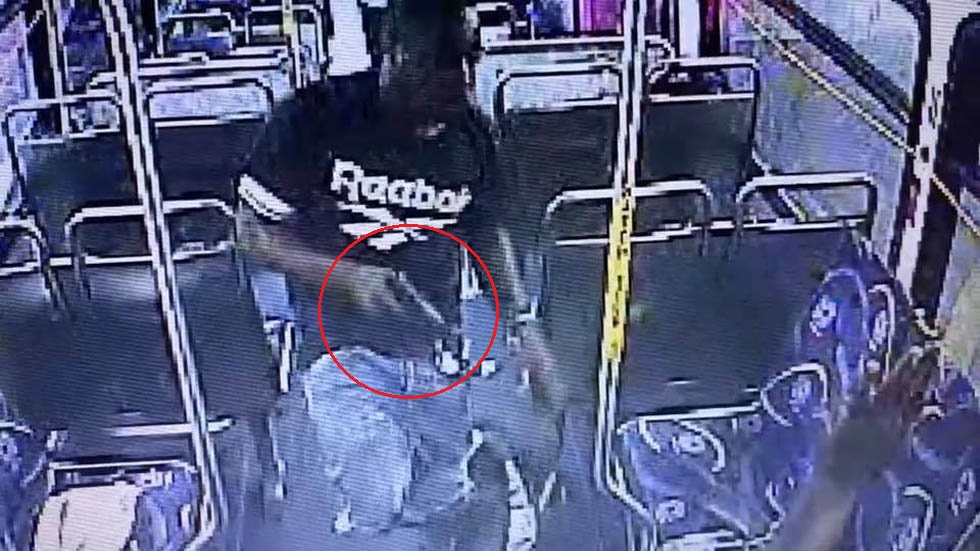 #Video Pasajero dispara a amigo durante viaje en autobús