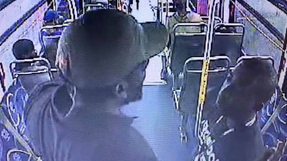 #Video Pasajero dispara a amigo durante viaje en autobús - pelea-en-autobus