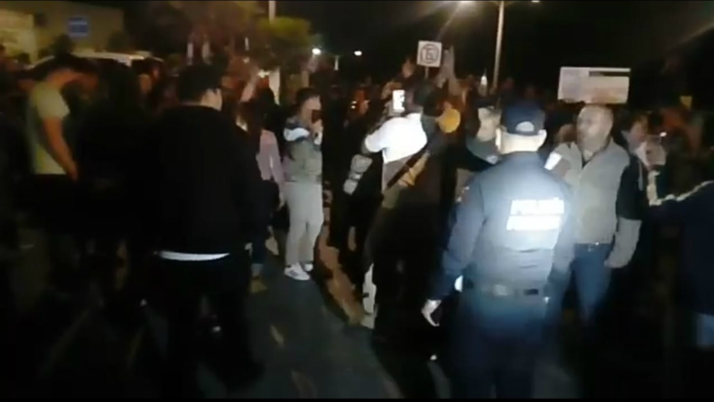 Ciudadanos de Tijuana se enfrentan con migrantes Ciudadanos de Tijuana se enfrentan con migrantes