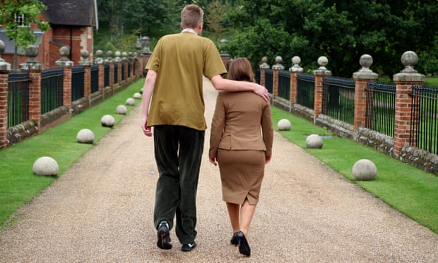 Personas altas tienen mayor riesgo de desarrollar cáncer: estudio - personas-altas-cancer