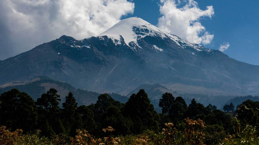 Recuperan tres cuerpos momificados del Pico de Orizaba