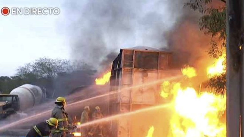 Incendio consume pipas y deja dos guardias lesionados en Nuevo Léon