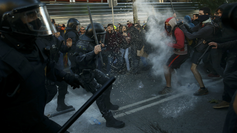Separatistas catalanes se enfrentan con la policía en Barcelona Separatistas catalanes se enfrentan con la policía en Barcelona