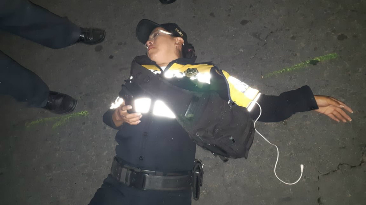 Conductor de BMW azota a policía para evitar infracción