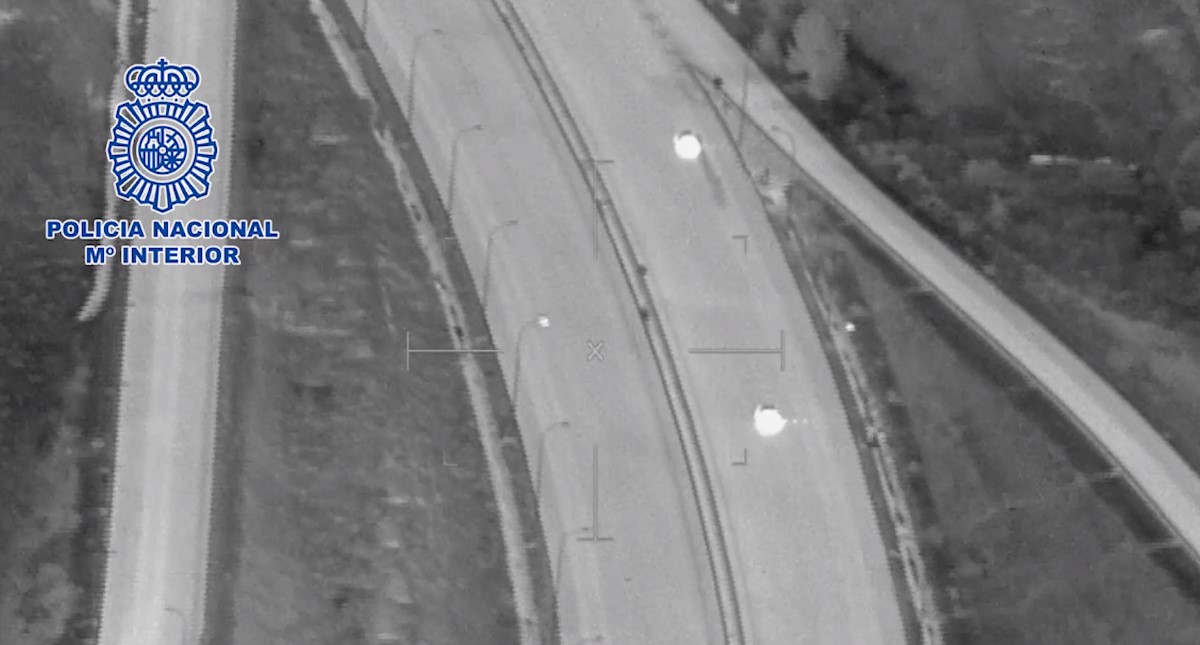 #Video Delincuentes rocían con extintores a policías en persecución