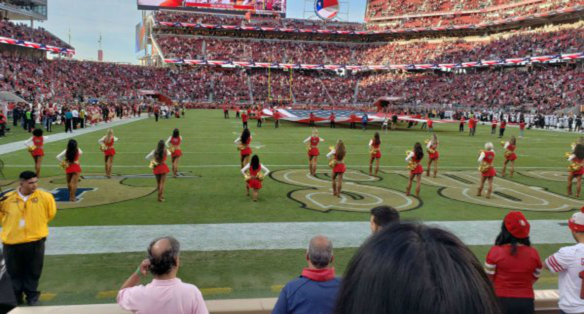 Porrista de los 49ers se arrodilla durante el himno nacional
