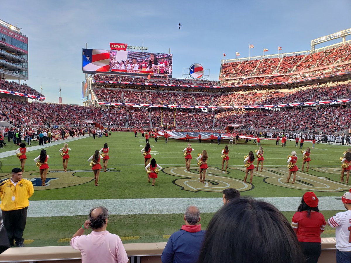 Porrista de los 49ers se arrodilla durante el himno nacional - porrista-san-francisco
