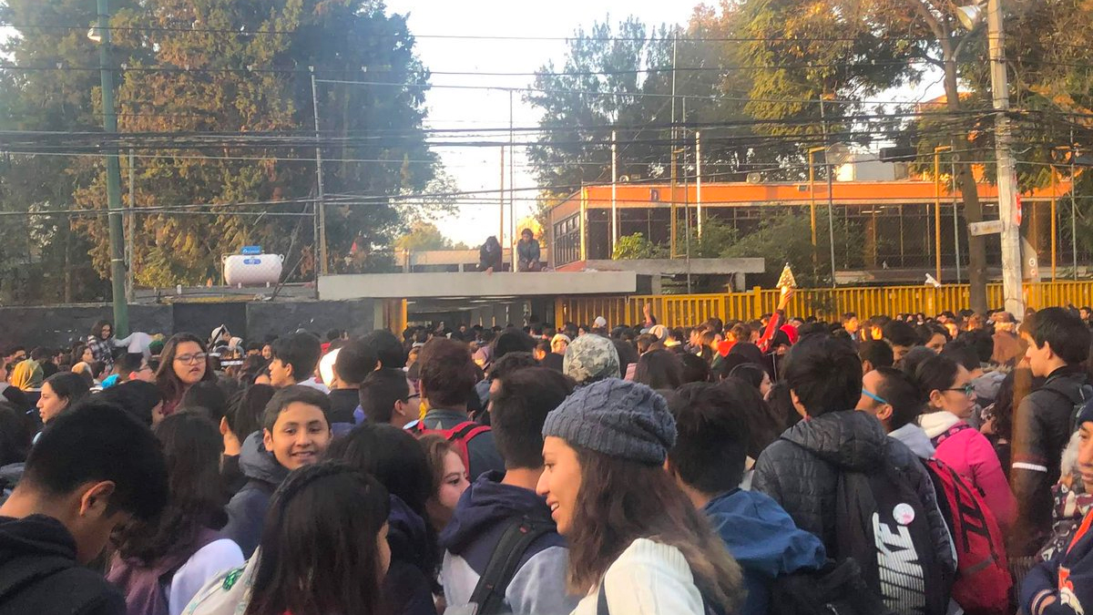Estudiantes de Prepas 2 y 5 realizan paro 48 horas
