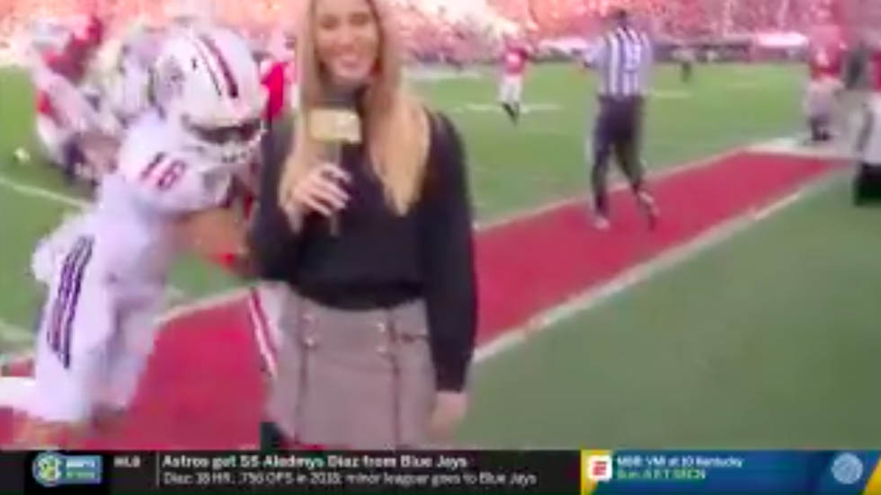 #Video Tacklean a presentadora de ESPN durante partido universitario