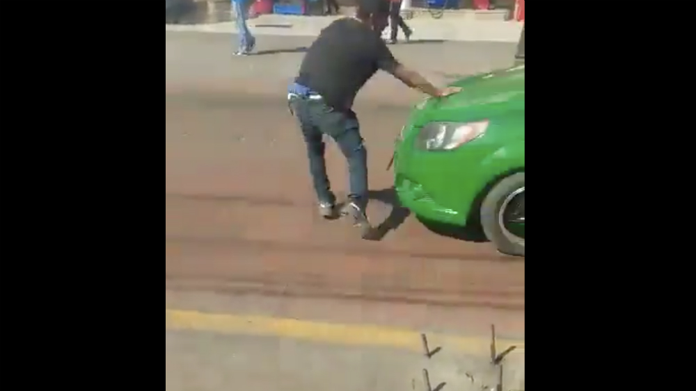 #Video Presunto asaltante huye de golpiza, pero lo atropella un taxi