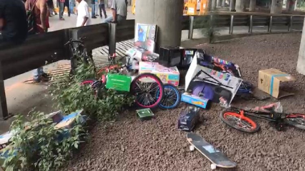 Mantienen bloqueo de la México-Pachuca; queman otra patrulla y hay saqueos - productos-saqueados-de-la-bodega-aurrera