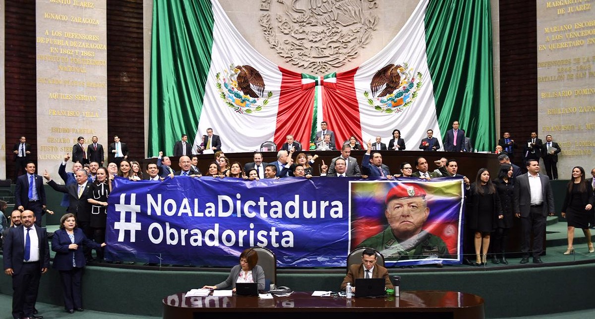 PAN protesta en San Lázaro contra Ley de Administración Pública Federal