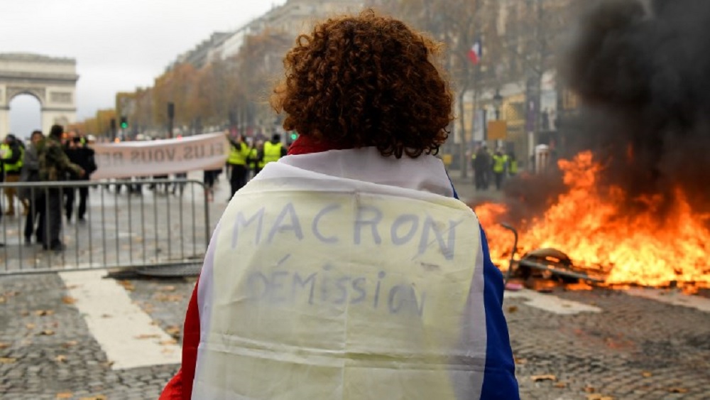 Protestan en París por alza de combustibles