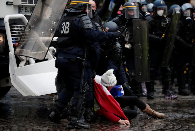 Protestan en París por alza de combustibles - protestas-paris1