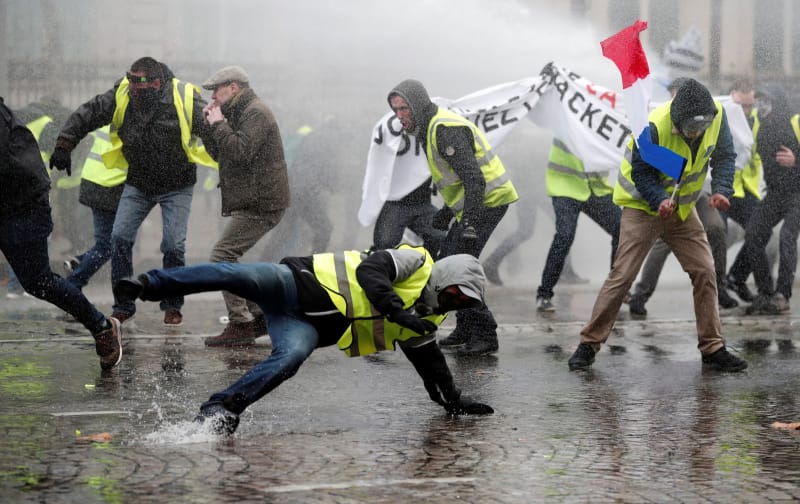 Protestan en París por alza de combustibles - protestas-paris2