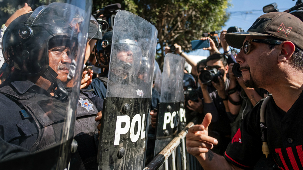 Se manifiestan en Tijuana a favor y en contra de caravana migrante