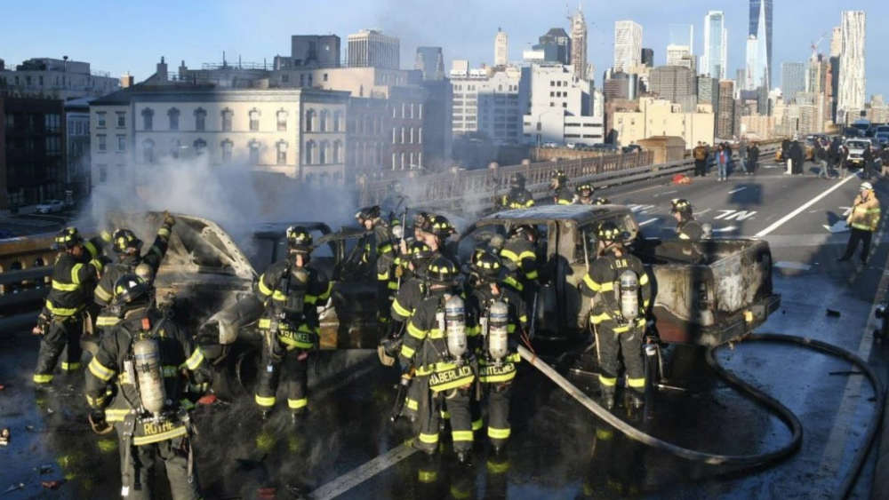 #Video Choque ocasiona incendio en Puente de Brooklyn; hay un muerto