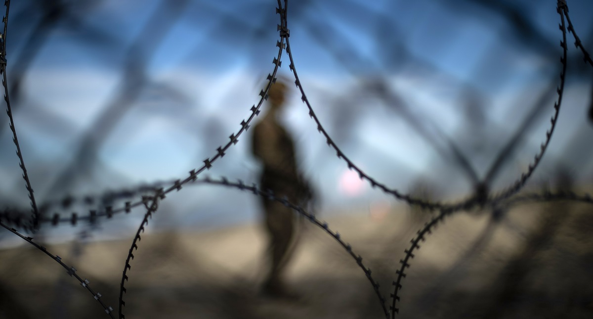 EE.UU. pone doble alambre de púas al muro fronterizo con Tijuana