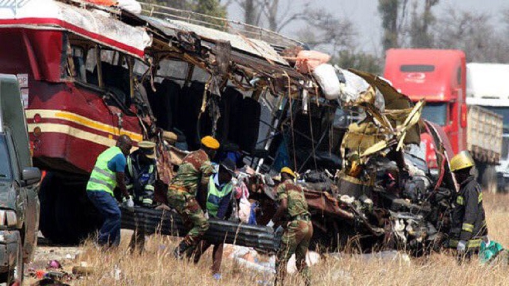 Choque de autobuses mata a 47 personas en Zimbabwe