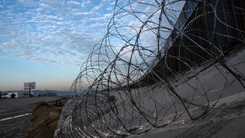 #Video Migrantes hondureños saltan el muro hacia EE.UU.