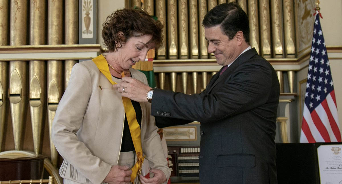 Entregan la Orden del Águila Azteca a exembajadora Jacobson