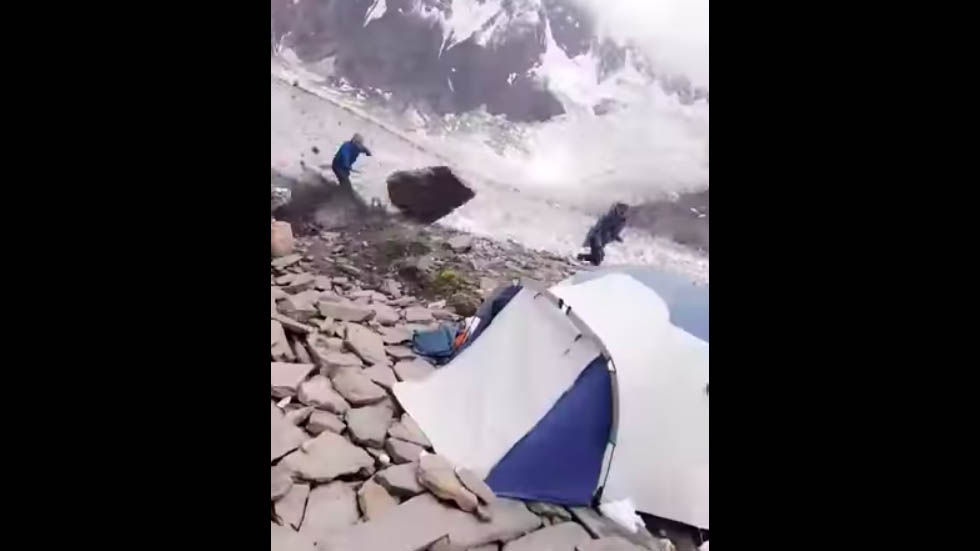 #Video Roca casi golpea a alpinista en monte de Pakistán