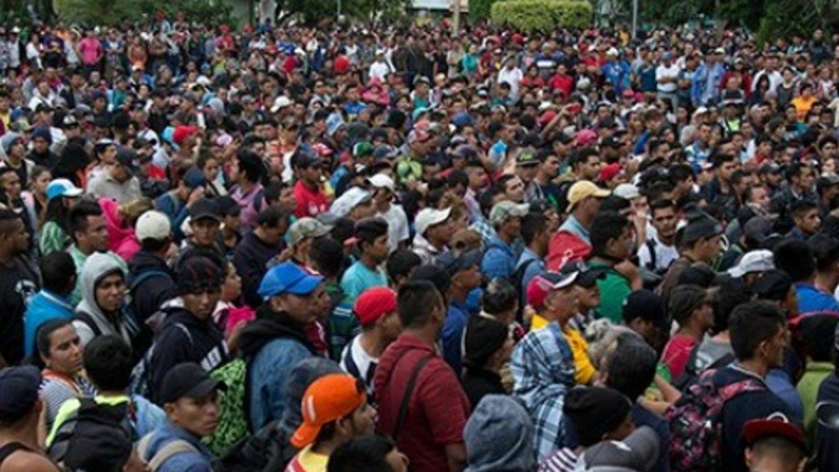Segunda caravana se dirige al Estadio Cuauhtémoc