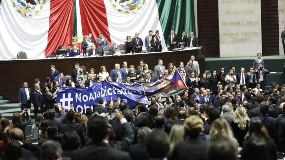 PAN toma tribuna en San Lázaro; protestan contra la ‘dictadura obradorista’