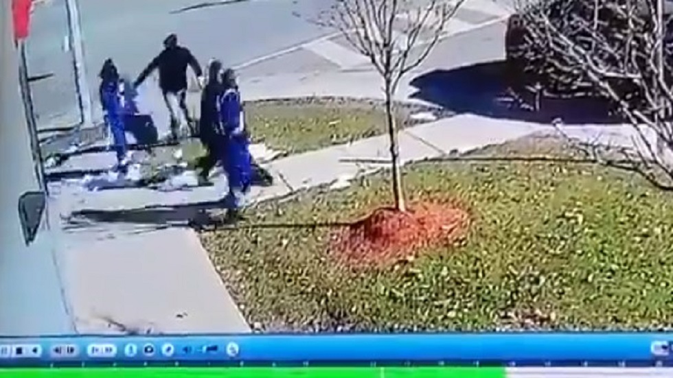 #Video Empleados de joyería se defienden de robo con espadas - sospechosos-huyendo-en-robo-de-canada