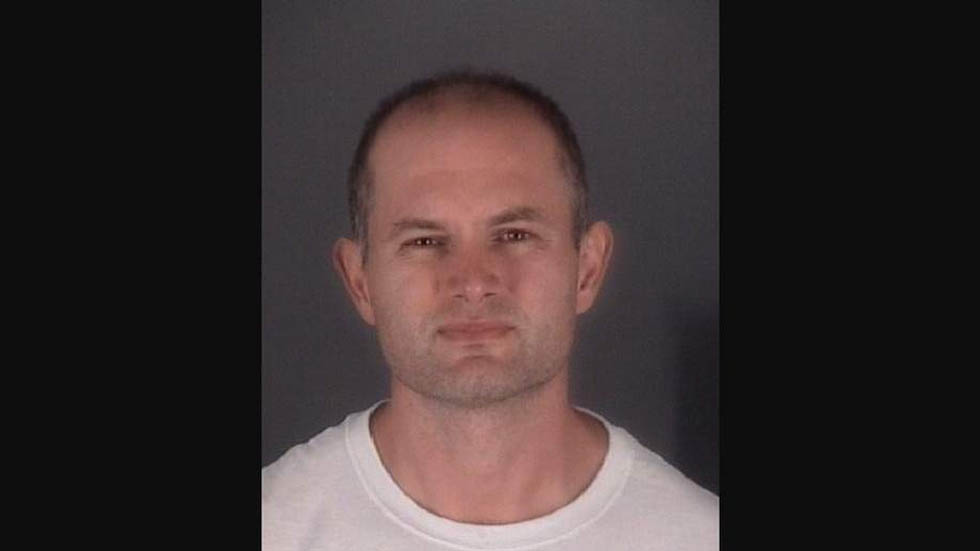 Sujeto intenta robar automóvil tras salir de la cárcel en Florida