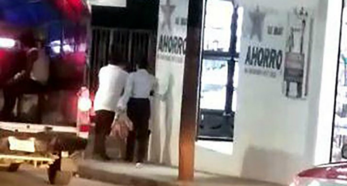 Taxista agrede a pasajeros que le reclamaron por usar el celular