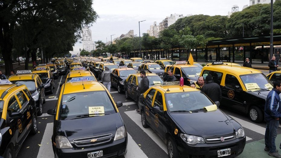 Protestan taxistas en Argentina por contrato entre AFA y Uber - taxistas-argentina
