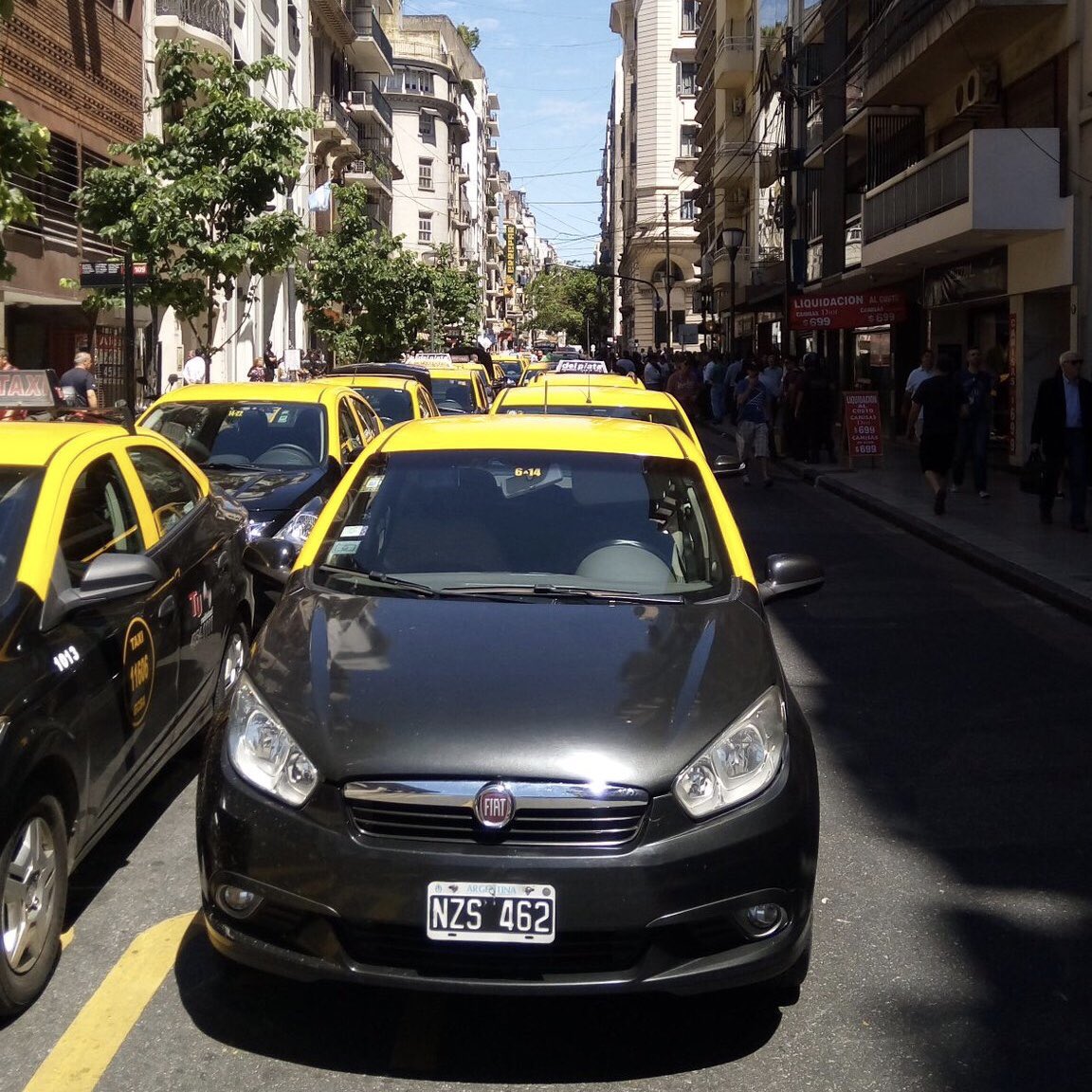 Protestan taxistas en Argentina por contrato entre AFA y Uber - taxistas-argentina1