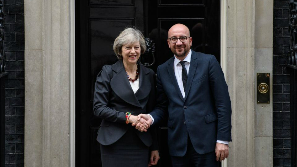 Automóvil choca contra convoy de Theresa May en Bélgica