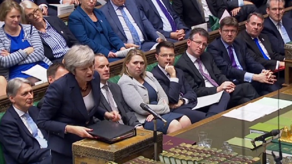 May presenta acuerdo de Brexit a gobierno británico dividido