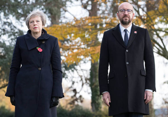 Automóvil choca contra convoy de Theresa May en Bélgica - theresa-may-charles-michel