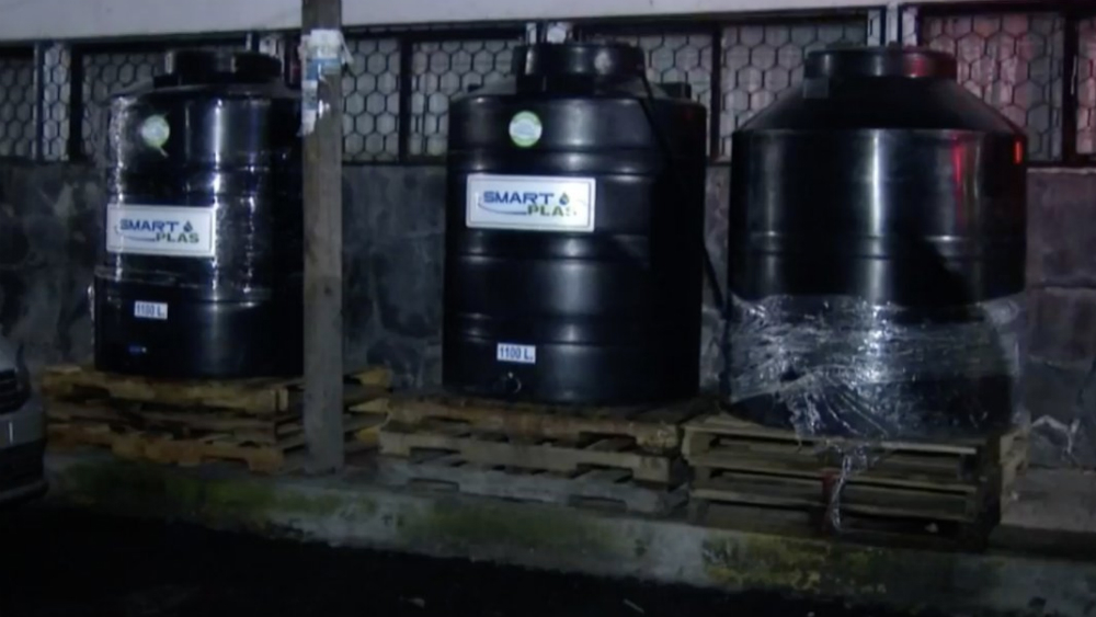 Sujetos intentan robar tinacos de operativo por corte de agua