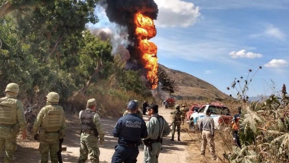 #Video Toma clandestina provoca incendio en ducto de Pemex en Jalisco