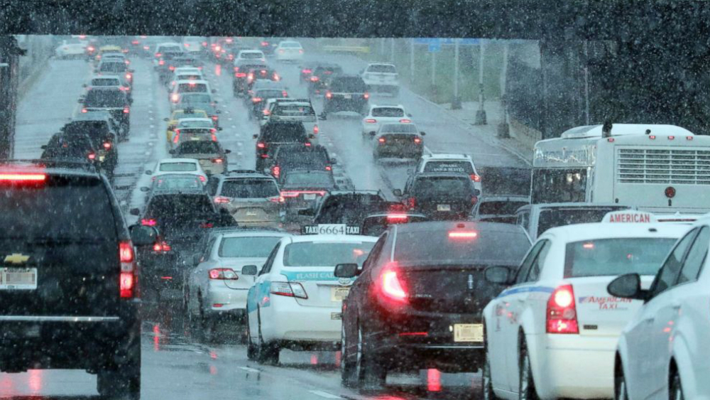 Cancelan cientos de vuelos por primera gran tormenta invernal en EE.UU.