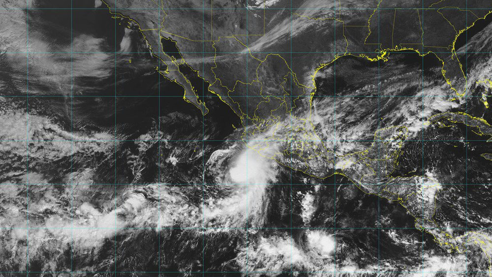 Tormenta tropical Xavier se fortalece en costas de Colima