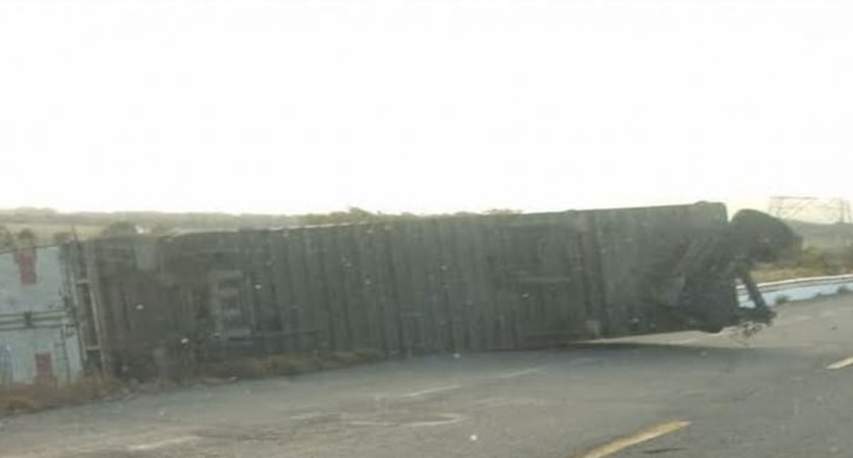 Fuertes vientos provocan volcadura de tráiler en La Ventosa