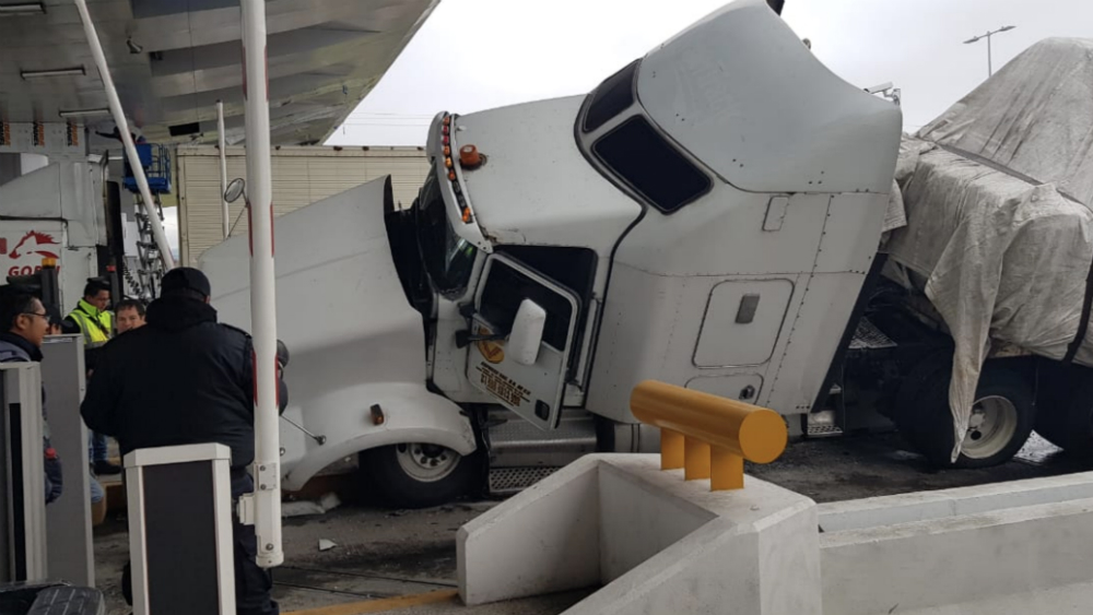 #Video Tráiler se impacta contra caseta de cobro de la México-Puebla
